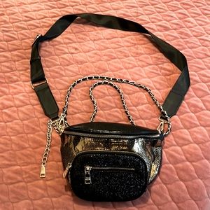 Steve Madden fanny pack purse new without tags. Gold and black. Unisex.